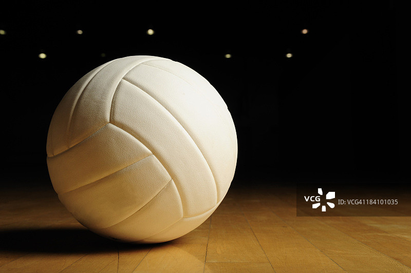 空旷的体育馆里的排球图片素材