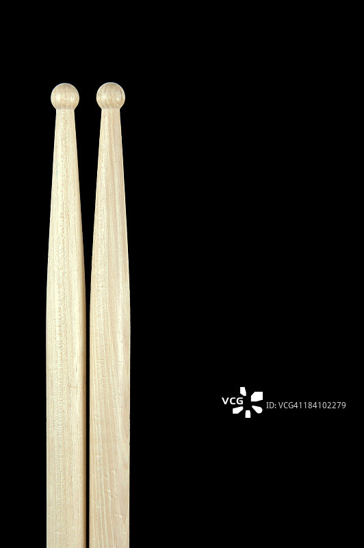 黑色背景上的鼓槌图片素材