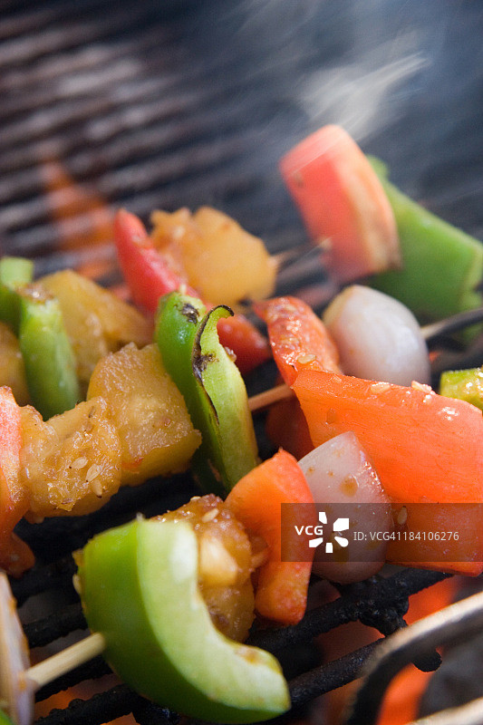 烧烤架上的蔬菜串图片素材