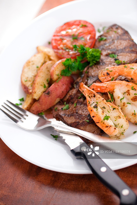 烤牛排和大虾图片素材