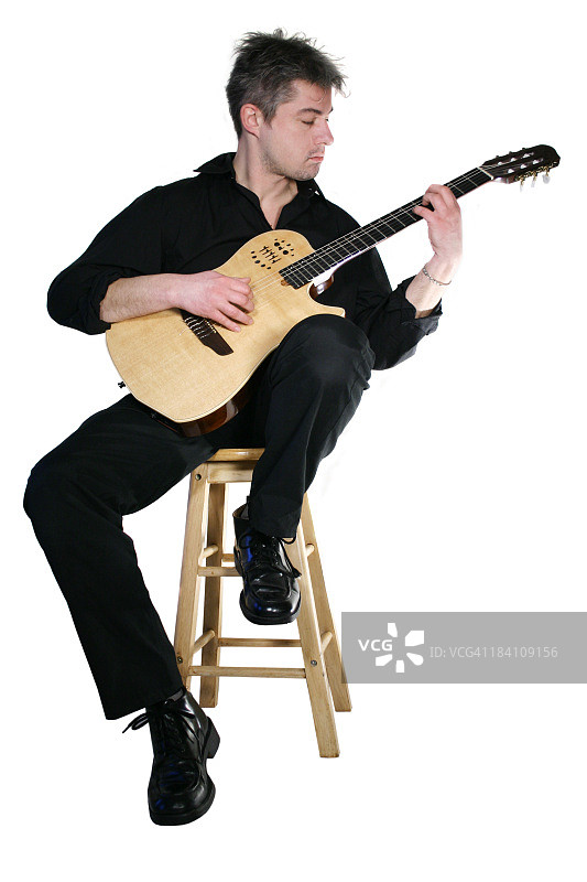 坐着的吉他演奏者图片素材