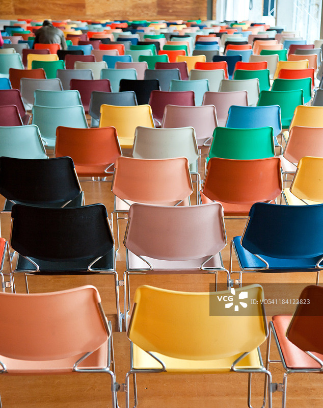 礼堂中的现代椅子图片素材