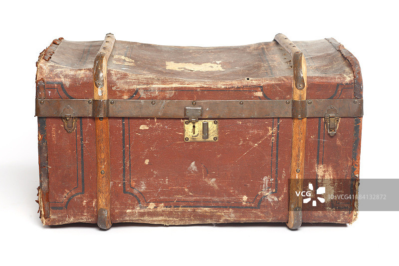 白色背景上的旧行李箱图片素材