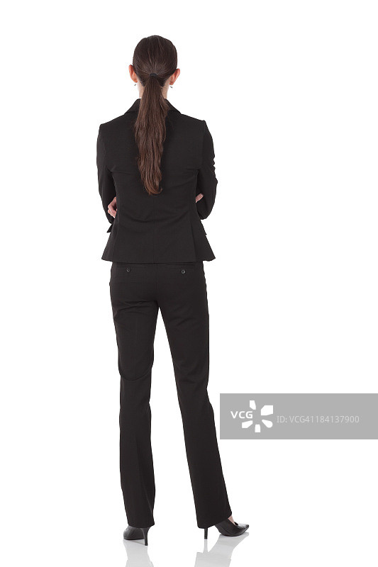 双手交叉站立的女商人背影图片素材