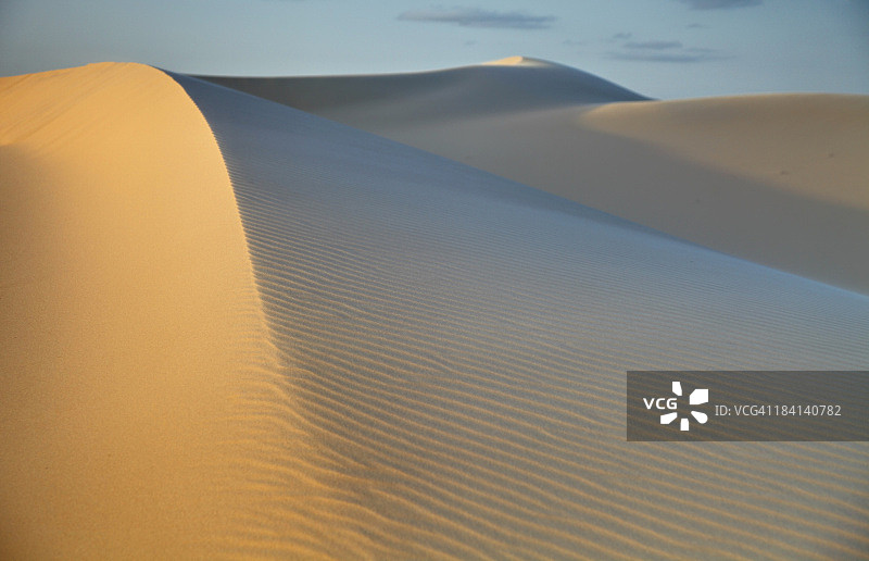 风吹沙丘图片素材