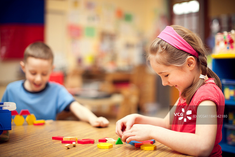 在学校玩积木的男女学生图片素材