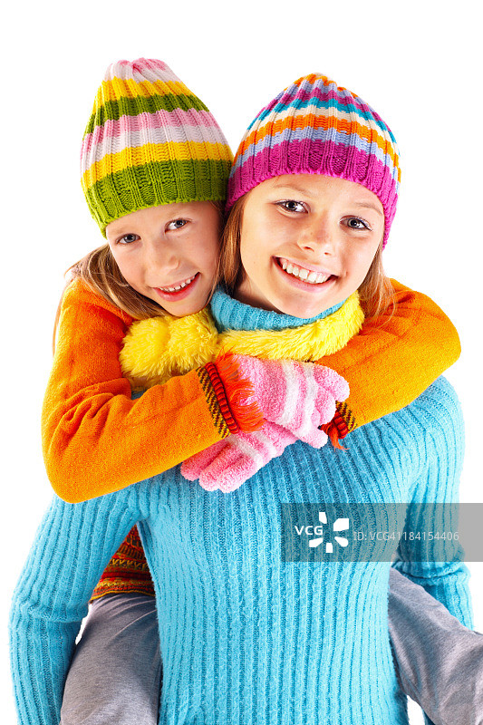 两个对着镜头微笑的可爱姐妹图片素材