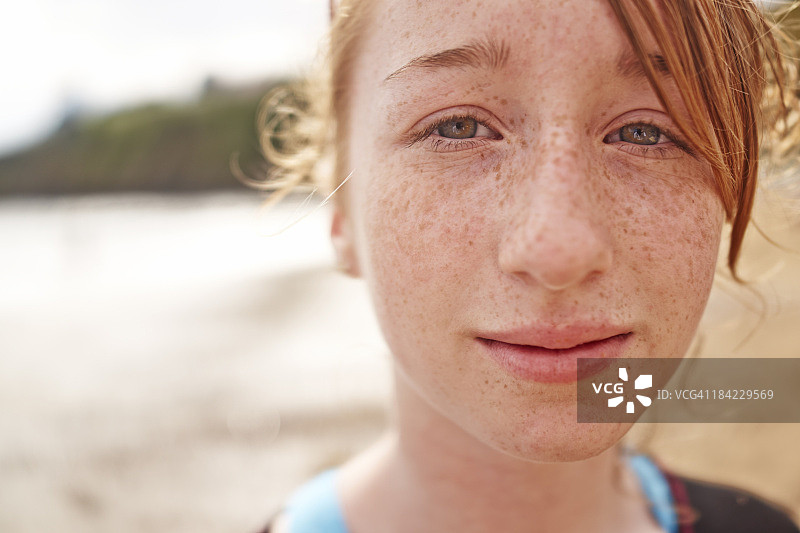 在海滩上的年轻少女图片素材