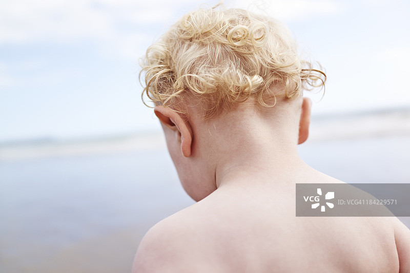 在海滩上的男孩图片素材