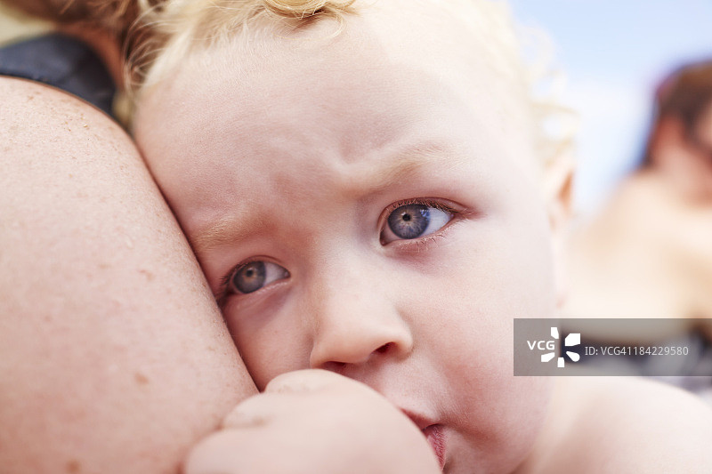 海滩上的母子图片素材