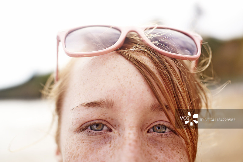 在海滩上的年轻少女图片素材