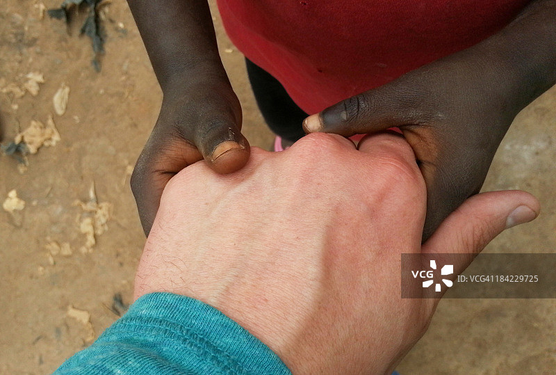 黑白手拥抱图片素材