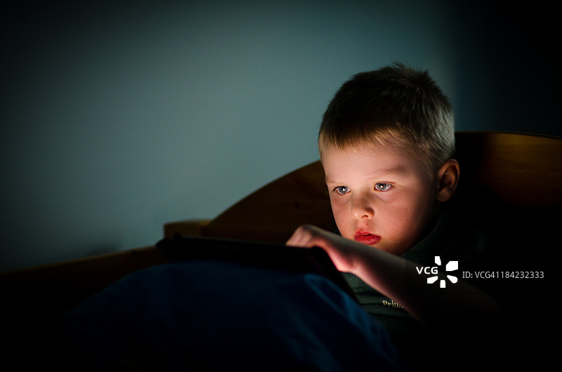 男孩玩平板电脑图片素材