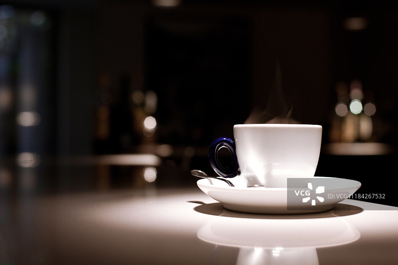 豪华酒店酒吧中的浓缩咖啡图片素材