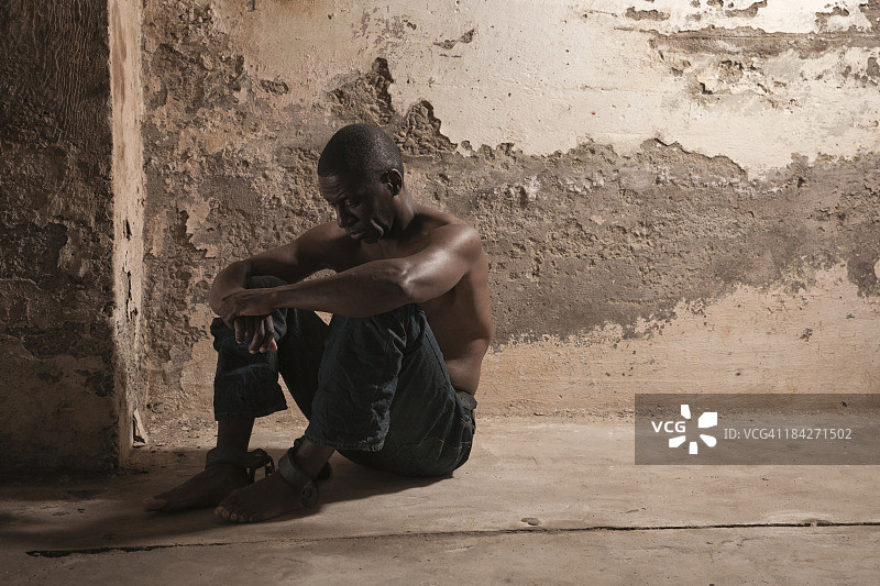 肮脏牢房里的囚犯图片素材