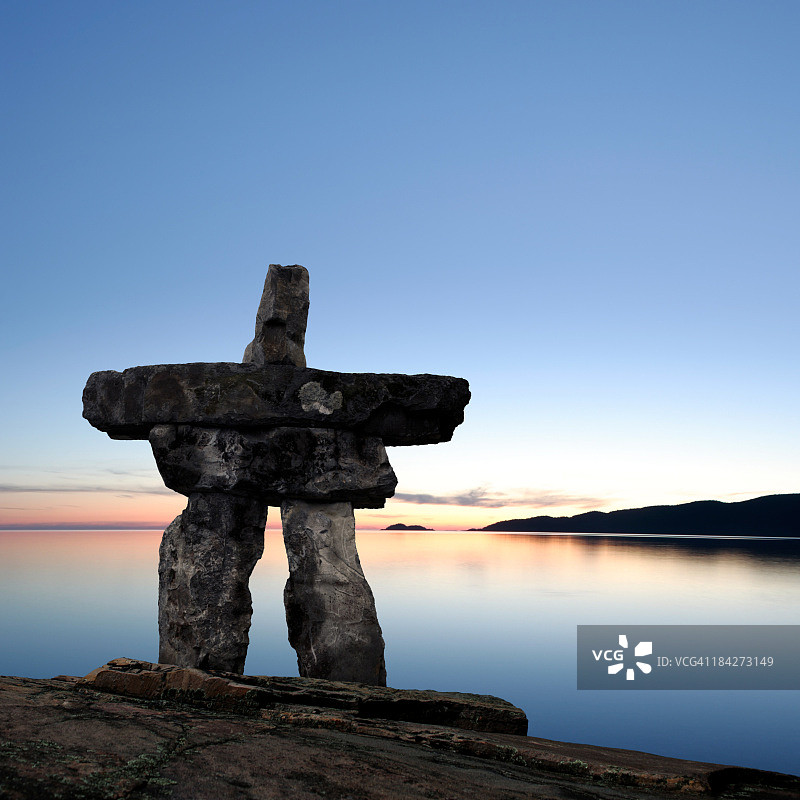 XXL午夜太阳因纽克苏克石堆图片素材