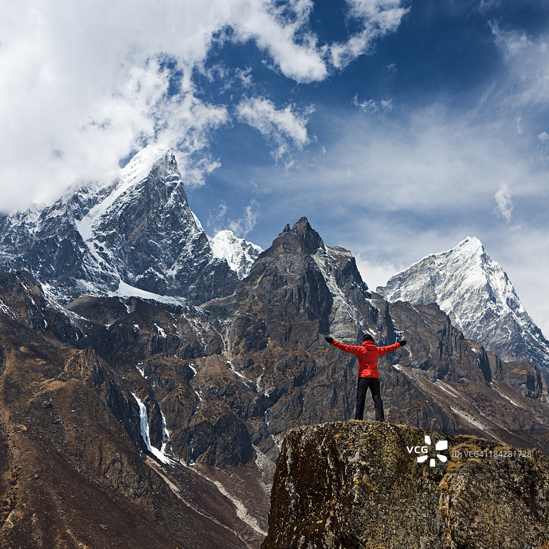 女人在珠穆朗玛峰国家公园举起双臂欢呼图片素材