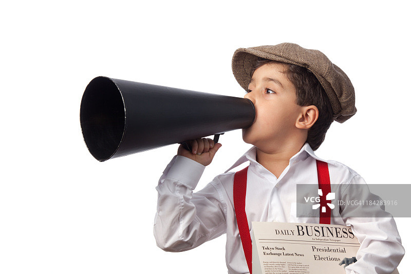 报童拿着报纸用喇叭喊话图片素材