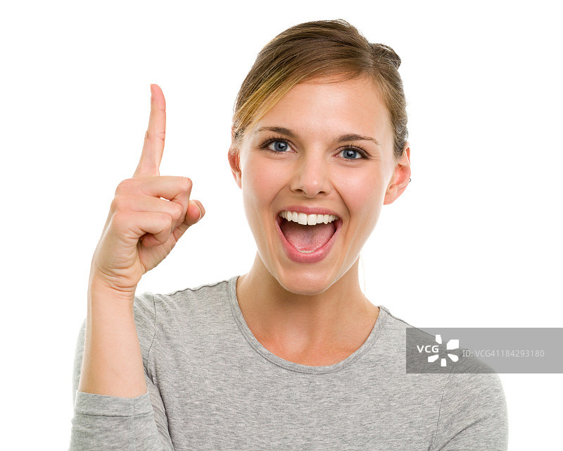 面带微笑，用一根手指比1的手势的年轻女子图片素材
