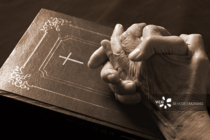 老年人的手与《圣经》图片素材