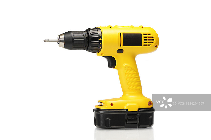 白色背景上隔离的黄色无线电钻图片素材