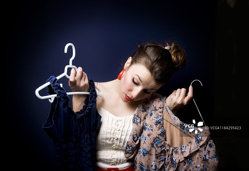 穿哪件连衣裙？图片素材