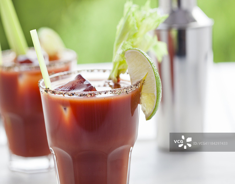 配酸橙、芹菜和冰块的血腥玛丽或凯撒鸡尾酒图片素材
