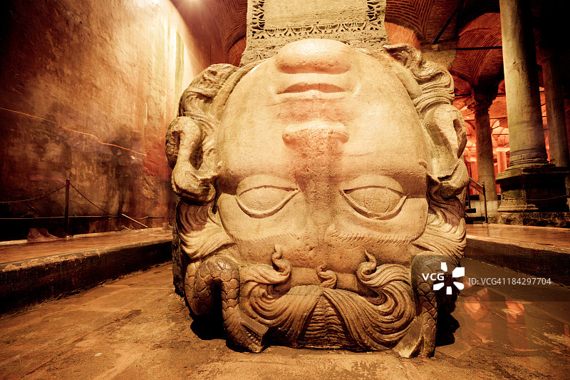土耳其伊斯坦布尔地下水宫殿中的美杜莎头像图片素材