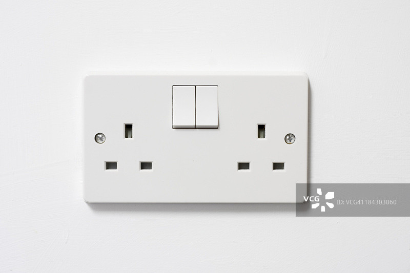 墙上的英式电源插头和插座图片素材