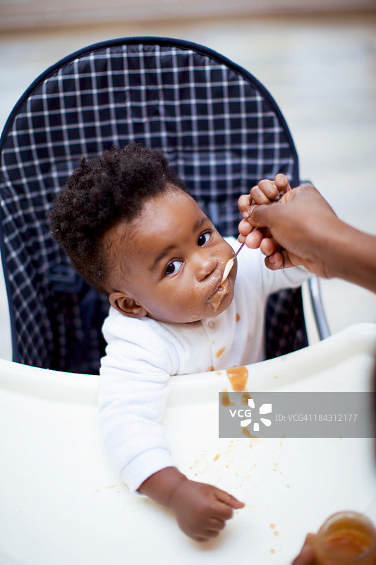 在南非开普敦，非洲婴儿正在吃婴儿谷物图片素材