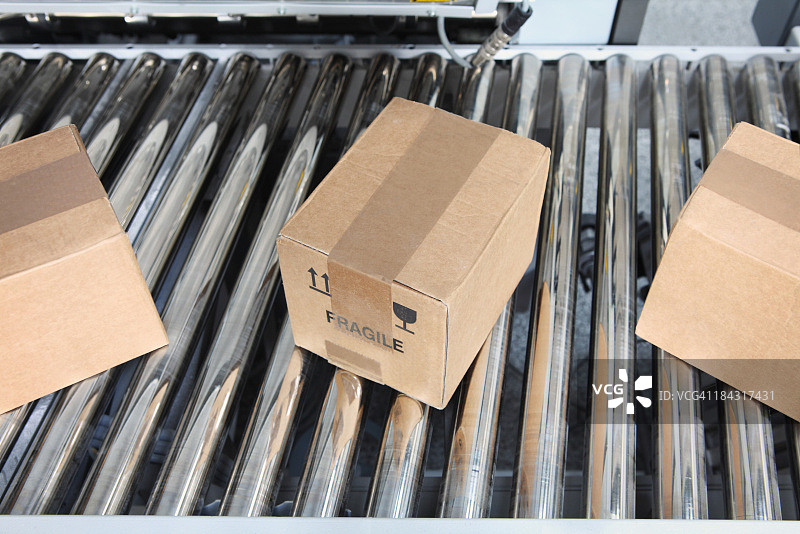 包装线上的包裹图片素材