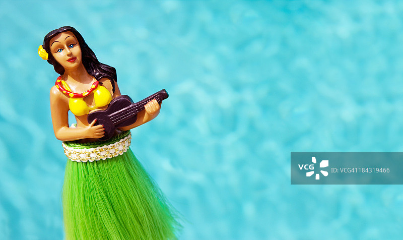 游泳池边的草裙舞雕像图片素材