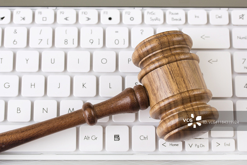 键盘上的法槌图片素材