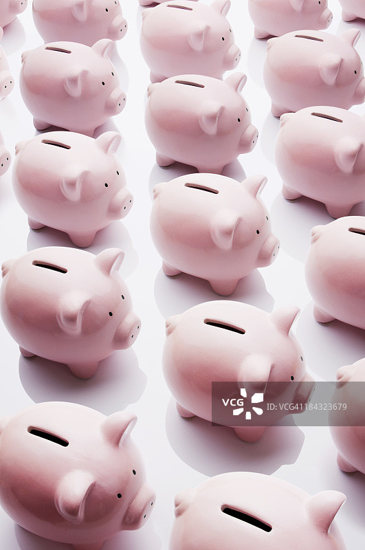 成排摆放的粉色陶瓷小猪存钱罐图片素材