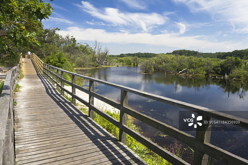 无尽的木制人行桥图片素材