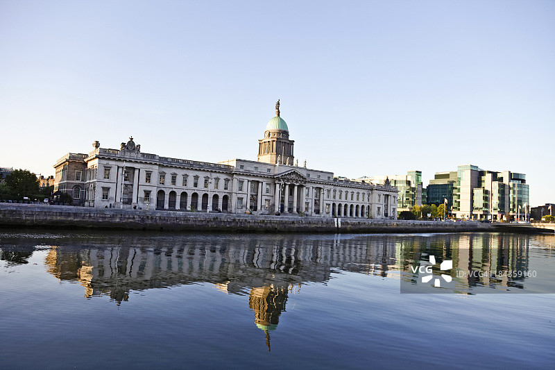 都柏林利菲河畔海关大楼图片素材