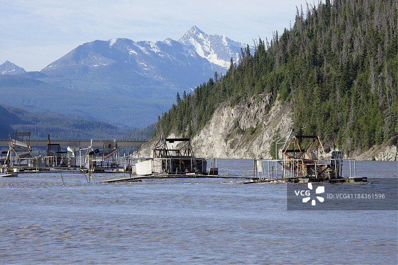 阿拉斯加铜河上的阿特纳原住民鱼轮捕鱼器图片素材