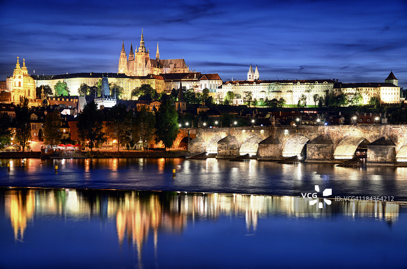 布拉格城堡夜景图片素材
