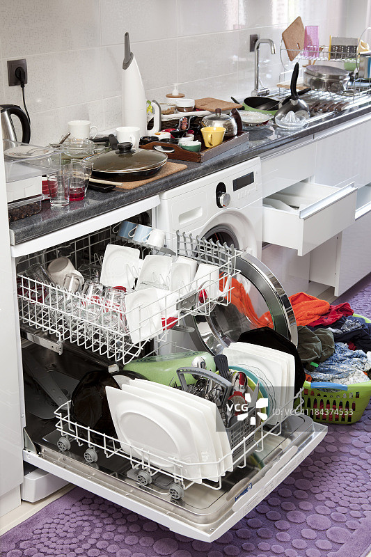 凌乱的厨房图片素材