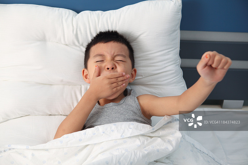 早起的亚洲男孩图片素材