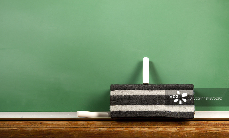 带板擦和粉笔的黑板图片素材