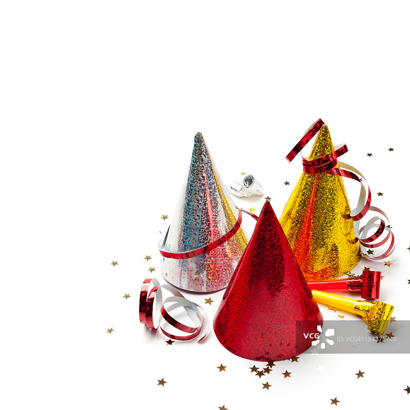 聚会帽、口哨、彩带、五彩纸屑，白色背景上孤立的摄影棚照片图片素材