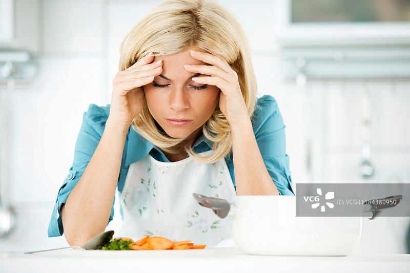 厌倦做饭的沮丧女人图片素材