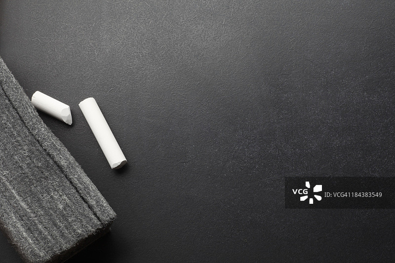 黑板、板擦和粉笔图片素材