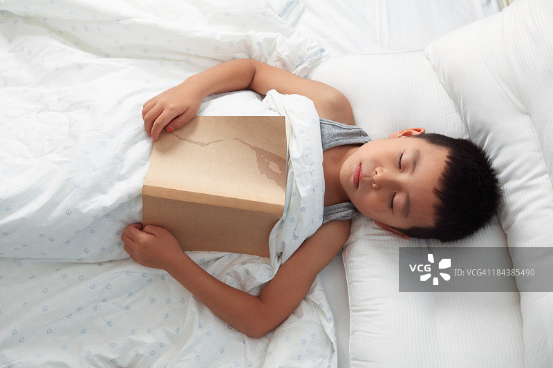 正在睡觉的亚洲男孩图片素材