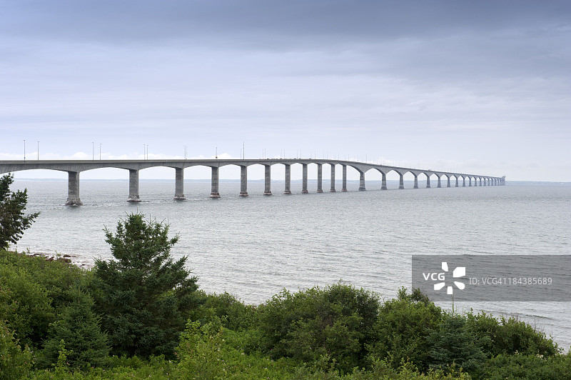 连接加拿大新不伦瑞克省和爱德华王子岛的联邦大桥图片素材
