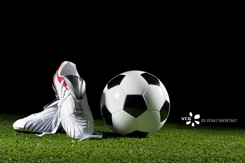 草地上的足球和球鞋图片素材