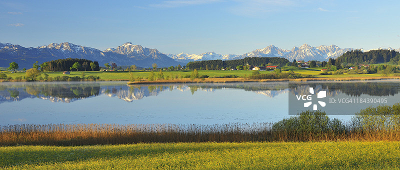 清晨的湖泊图片素材