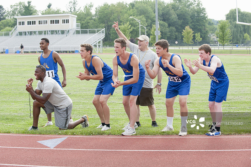 田径队和教练欢呼图片素材