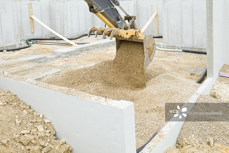挖掘机铲斗用岩石填充地下室图片素材